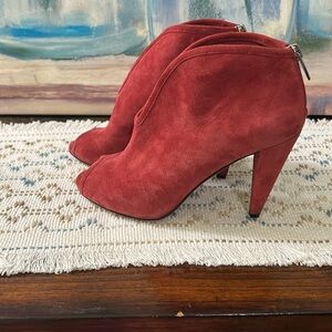 Vince Camuto Bold Red Leather Footwear size 7 1/2 4 inch heel